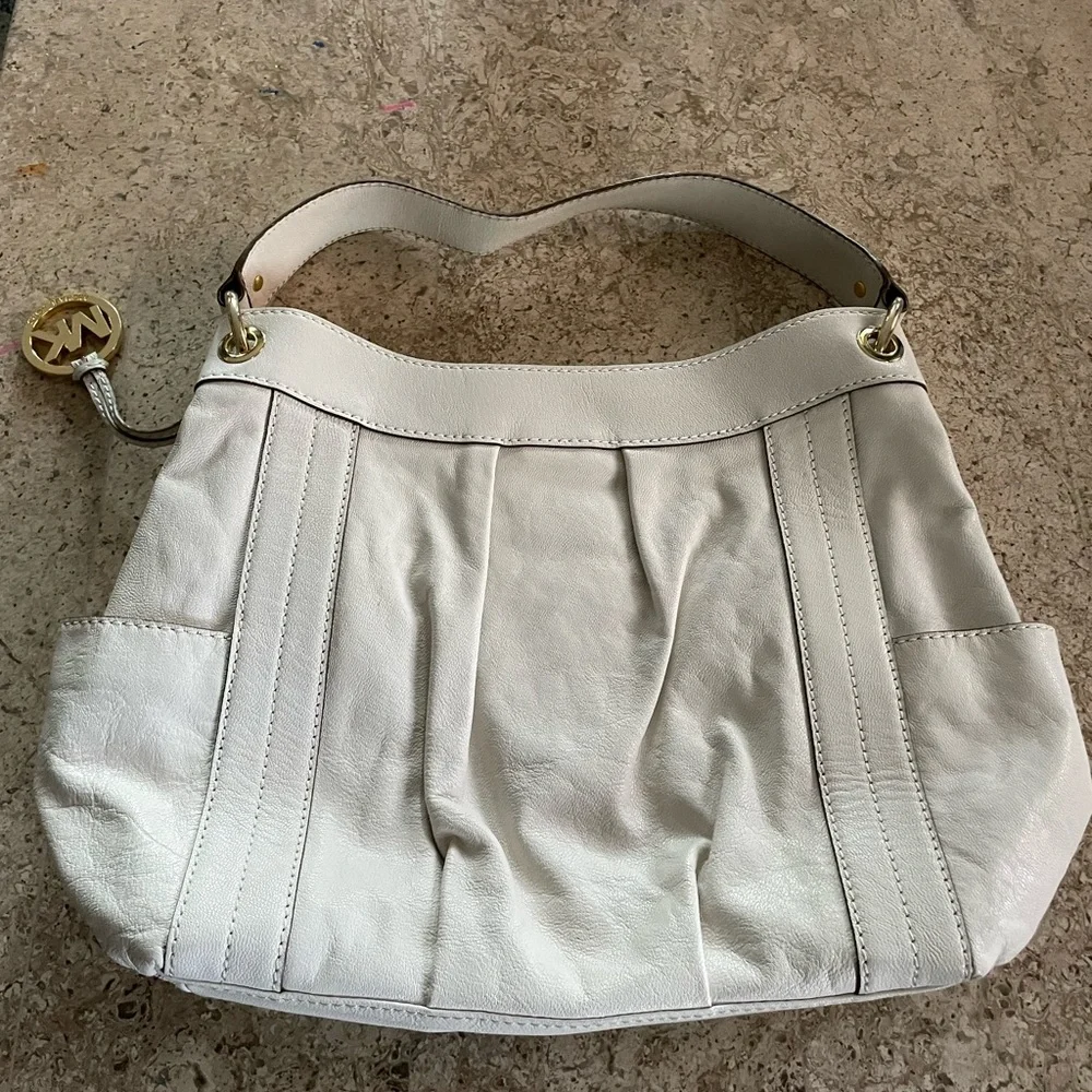 Michael Kors ivory shoulder bag . - Picture 2 of 4